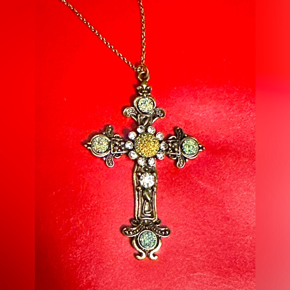 🦋NWT Cross Necklace